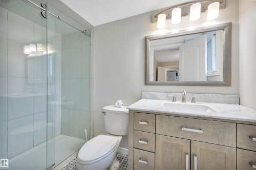 11028 84 Avenue, Edmonton, AB - Indoor Photo Showing Bathroom