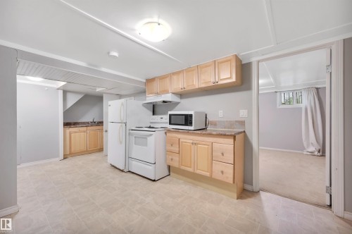 11028 84 Avenue, Edmonton, AB - Indoor Photo Showing Kitchen