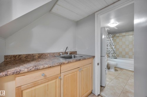 11028 84 Avenue, Edmonton, AB - Indoor Photo Showing Bathroom