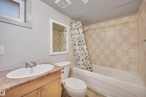 11028 84 Avenue, Edmonton, AB - Indoor Photo Showing Bathroom