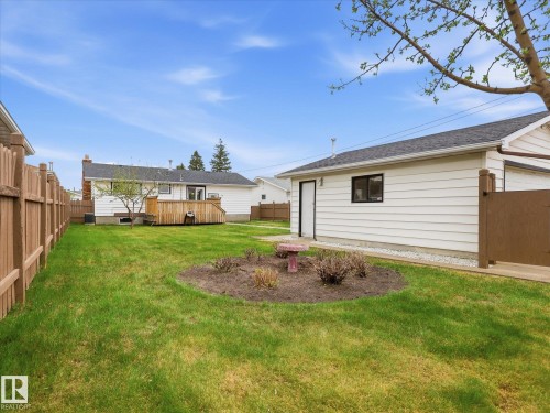 Expansive green lawn with a privacy fence - 13504 116 St Nw, Edmonton, AB - Outdoor