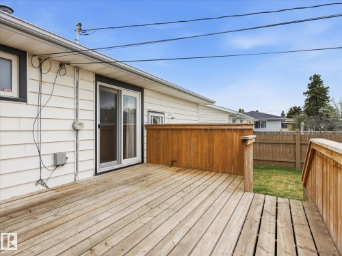 Wood-finish deck with a built-in railing system - 13504 116 St Nw, Edmonton, AB - Outdoor With Deck Patio Veranda With Exterior