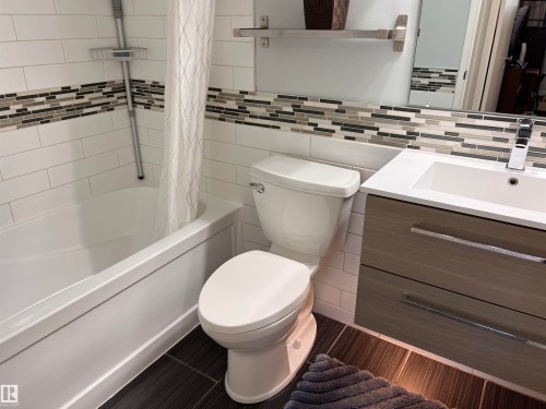 106 10421 93 Street Nw, Edmonton, AB - Indoor Photo Showing Bathroom