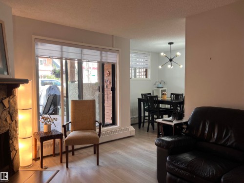106 10421 93 Street Nw, Edmonton, AB - Indoor Photo Showing Living Room