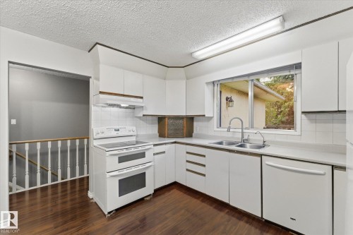 27 Westview Crescent, Spruce Grove, AB - Indoor Photo Showing Kitchen With Double Sink