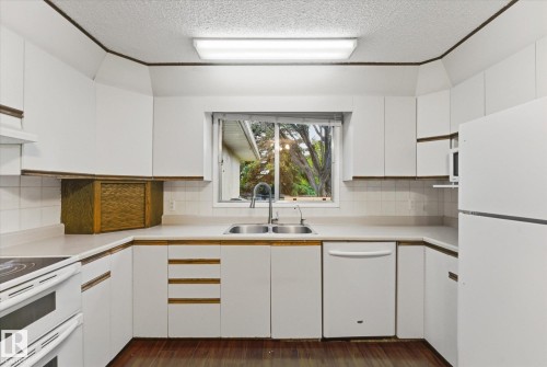 27 Westview Crescent, Spruce Grove, AB - Indoor Photo Showing Kitchen With Double Sink