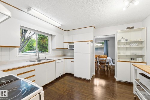 27 Westview Crescent, Spruce Grove, AB - Indoor Photo Showing Kitchen With Double Sink