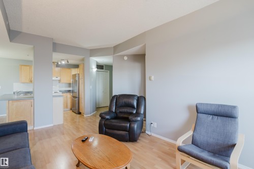 Bright living area featuring wood-finish flooring and light gray painted walls - 508 11103 84 Avenue, Edmonton, AB - Indoor Photo Showing Living Room