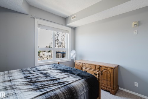 Light gray painted walls with a white trim window frame - 508 11103 84 Avenue, Edmonton, AB - Indoor Photo Showing Bedroom