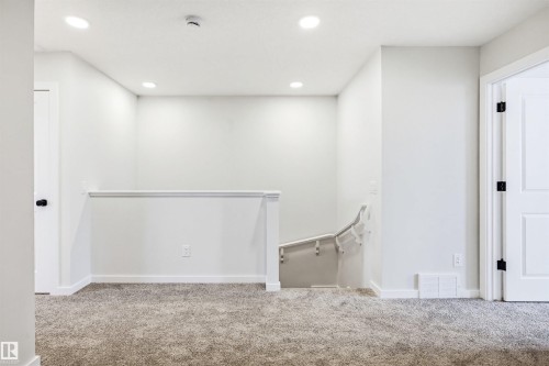 22429 83A Avenue, Edmonton, AB - Indoor Photo Showing Other Room