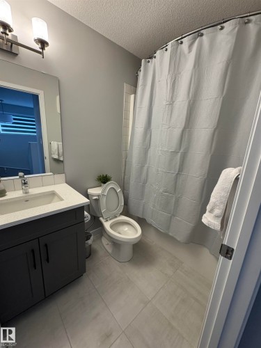2514/2518 151A Avenue, Edmonton, AB - Indoor Photo Showing Bathroom