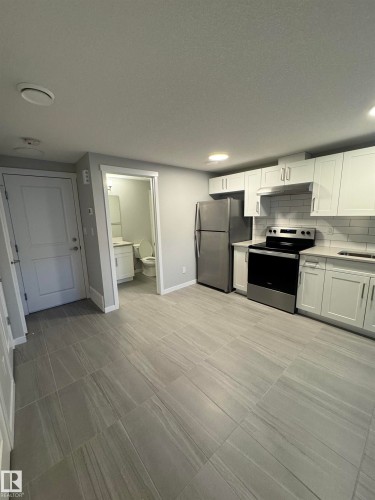 2514/2518 151A Avenue, Edmonton, AB - Indoor Photo Showing Kitchen