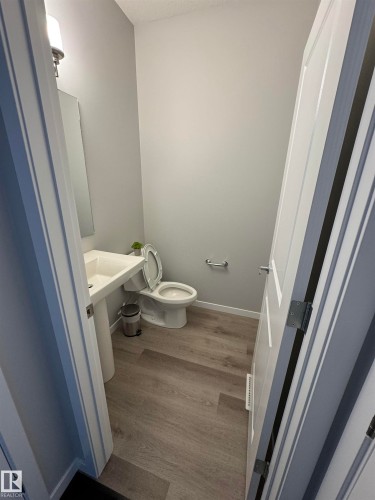 2514/2518 151A Avenue, Edmonton, AB - Indoor Photo Showing Bathroom
