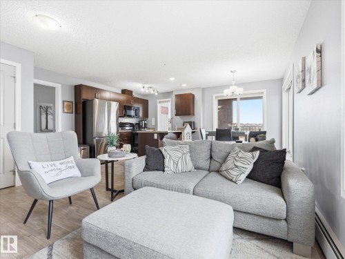 302 5521 7 Avenue, Edmonton, AB - Indoor Photo Showing Living Room