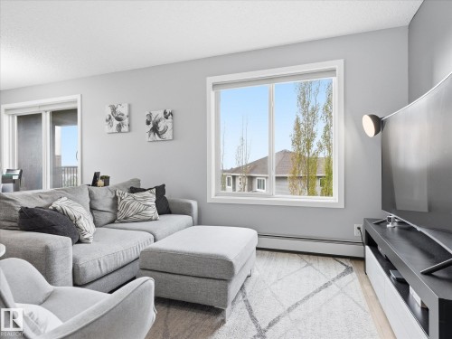 302 5521 7 Avenue, Edmonton, AB - Indoor Photo Showing Living Room