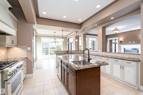3312 Watson Bay Bay, Edmonton, AB - Indoor Photo Showing Kitchen With Upgraded Kitchen