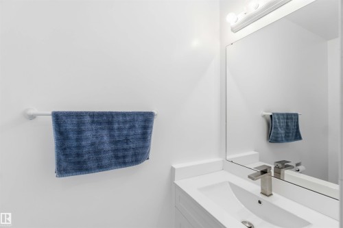 17919 94 Avenue, Edmonton, AB - Indoor Photo Showing Bathroom