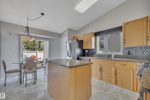 117 Hollick-Kenyon Way, Edmonton, AB - Indoor Photo Showing Kitchen