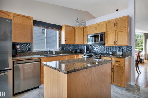 117 Hollick-Kenyon Way, Edmonton, AB - Indoor Photo Showing Kitchen