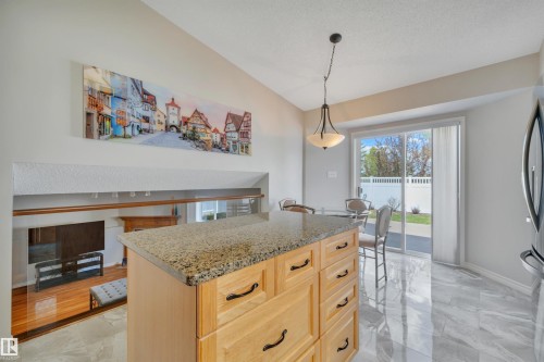 117 Hollick-Kenyon Way, Edmonton, AB - Indoor Photo Showing Kitchen
