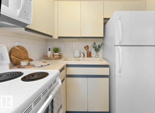 201 11826 100 Avenue, Edmonton, AB - Indoor Photo Showing Kitchen