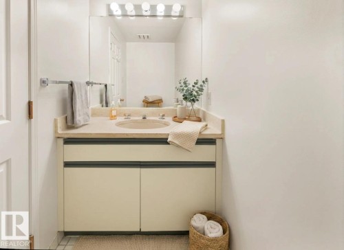 201 11826 100 Avenue, Edmonton, AB - Indoor Photo Showing Bathroom