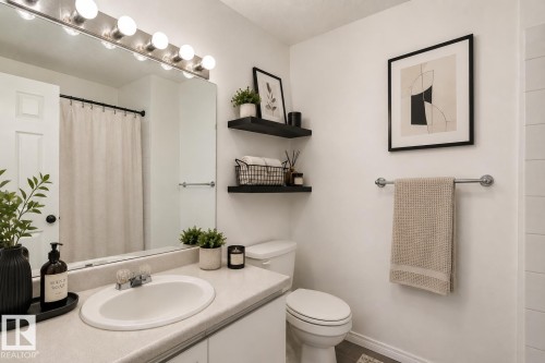 411 9010 106 Avenue, Edmonton, AB - Indoor Photo Showing Bathroom