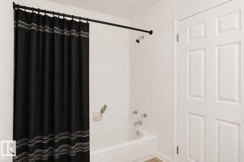 411 9010 106 Avenue, Edmonton, AB - Indoor Photo Showing Bathroom