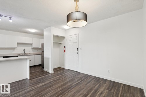 411 9010 106 Avenue, Edmonton, AB - Indoor Photo Showing Kitchen