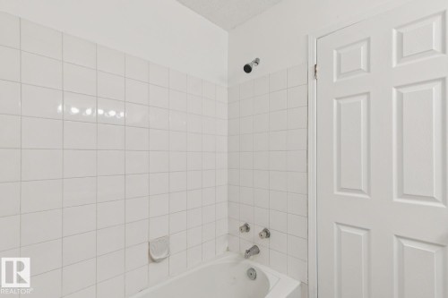 411 9010 106 Avenue, Edmonton, AB - Indoor Photo Showing Bathroom
