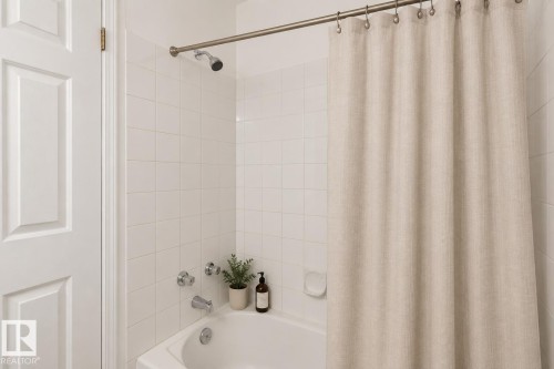 411 9010 106 Avenue, Edmonton, AB - Indoor Photo Showing Bathroom
