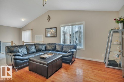 10632 180 Avenue, Edmonton, AB - Indoor Photo Showing Living Room