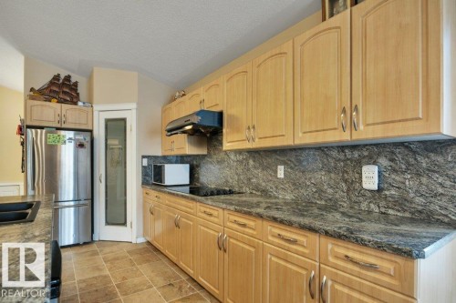 10632 180 Avenue, Edmonton, AB - Indoor Photo Showing Kitchen