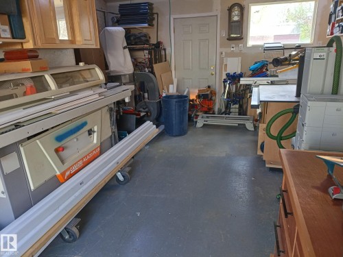 24 South Ram, Devon, AB - Indoor Photo Showing Garage