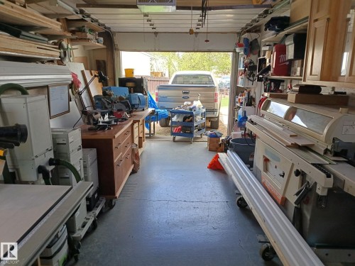24 South Ram, Devon, AB - Indoor Photo Showing Garage