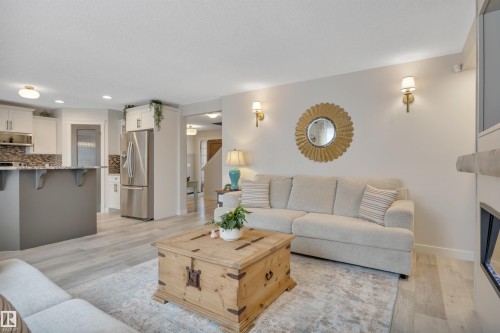 6509 38 Avenue, Beaumont, AB - Indoor Photo Showing Living Room