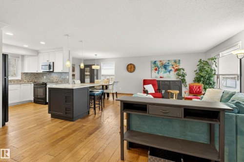 The property features an open-concept living space with hardwood floors throughout - 17 Austin Crescent, St. Albert, AB - Indoor Photo Showing Kitchen With Upgraded Kitchen