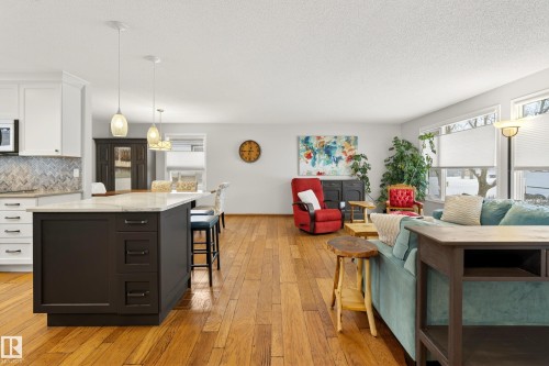 This property features hardwood floors throughout the space, with a kitchen island offering seating - 17 Austin Crescent, St. Albert, AB - Indoor Photo Showing Kitchen With Upgraded Kitchen