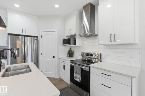 75 Meadowpark Gate, Spruce Grove, AB - Indoor Photo Showing Kitchen With Double Sink With Upgraded Kitchen