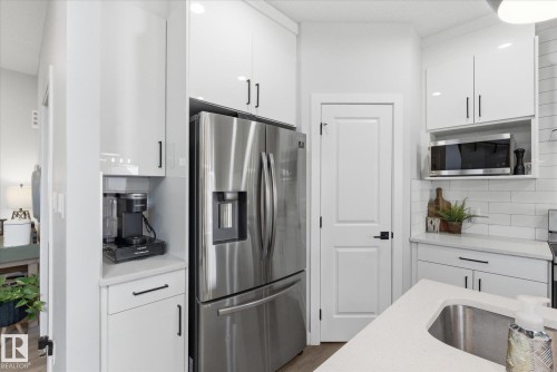 75 Meadowpark Gate, Spruce Grove, AB - Indoor Photo Showing Kitchen