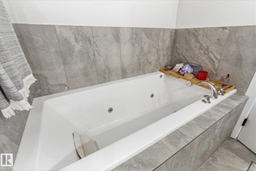 75 Meadowpark Gate, Spruce Grove, AB - Indoor Photo Showing Bathroom