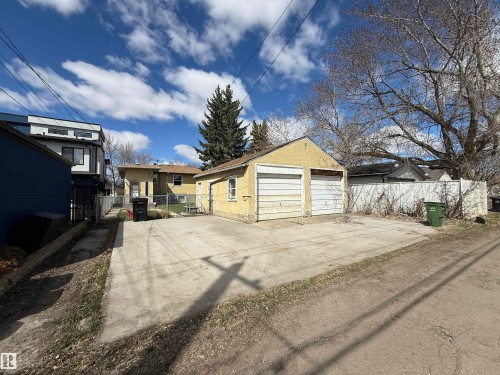 Detached two-car garage with two separate garage doors - 10511 80 Street, Edmonton, AB - Outdoor