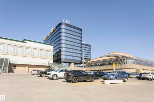 Expansive parking lot with multiple vehicles - 9221 172 Street, Edmonton, AB - Outdoor