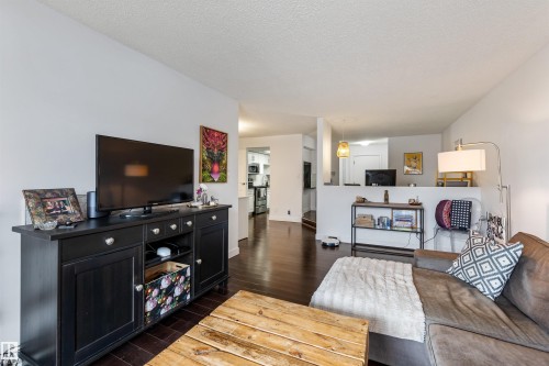 403 10335 118 Street, Edmonton, AB - Indoor Photo Showing Living Room