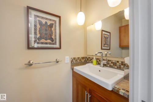 9327 75 Avenue, Edmonton, AB - Indoor Photo Showing Bathroom