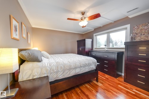 9327 75 Avenue, Edmonton, AB - Indoor Photo Showing Bedroom