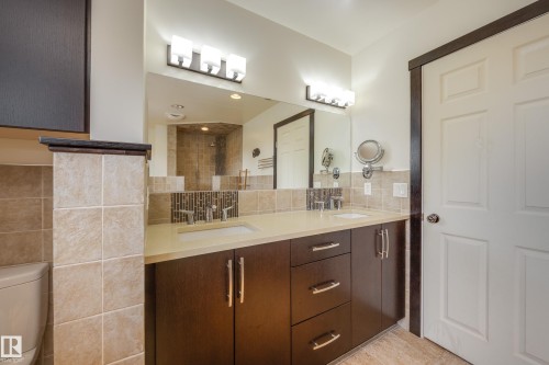 9327 75 Avenue, Edmonton, AB - Indoor Photo Showing Bathroom