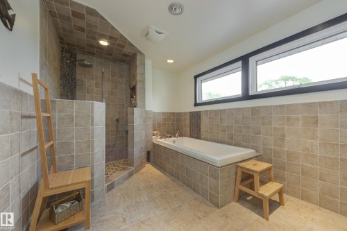 9327 75 Avenue, Edmonton, AB - Indoor Photo Showing Bathroom