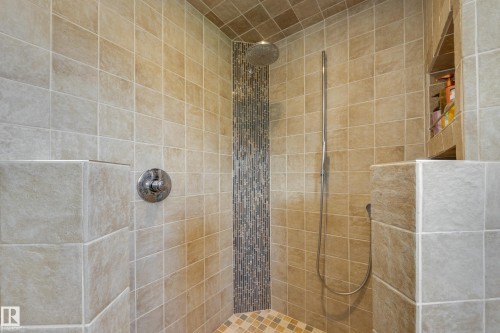9327 75 Avenue, Edmonton, AB - Indoor Photo Showing Bathroom