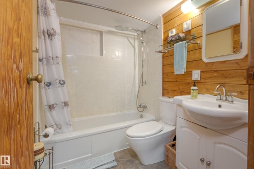 9327 75 Avenue, Edmonton, AB - Indoor Photo Showing Bathroom